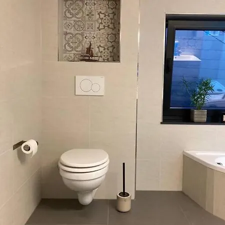 Haus Mit Viel Platz, Terrasse Und Garten