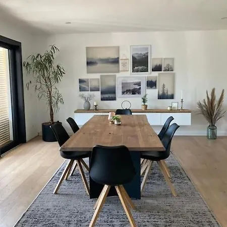 Haus Mit Viel Platz, Terrasse Und Garten